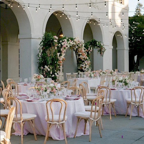 Hayes Mansion San Jose, Curio Collection by Hilton